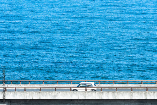 Obraz w ramie 青い海をドライブする車