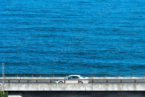 Plakat 青い海をドライブする車
