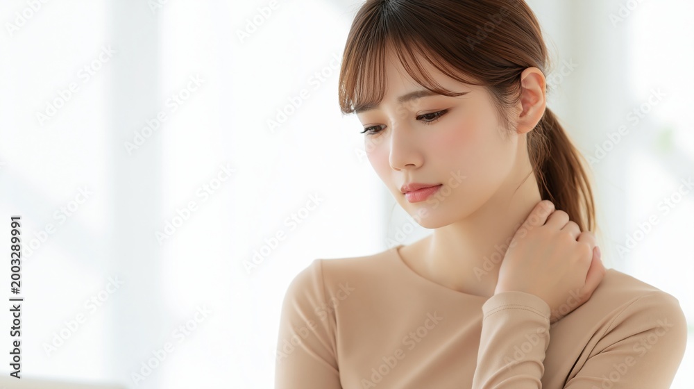 Fototapeta premium 肩こりで肩を揉む日本人女性