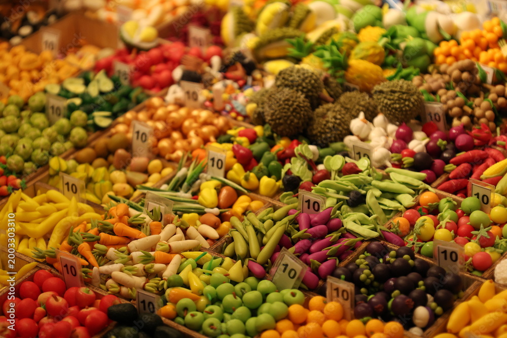 Fototapeta premium Marché miniature coloré avec fruits et légumes 