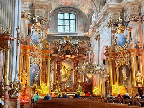Foto Baroque Church Interior with Golden Altarpiece Ornate Ceiling Art and Chandelier