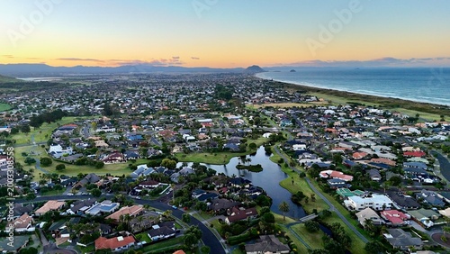 Fotografía Aerial drone view at Sunset of Papamoa, Bay of Plenty New Zealand