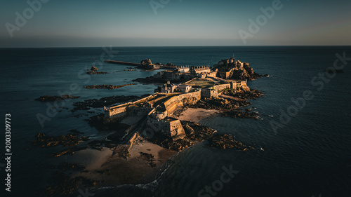 Foto Aerial View of Elizabeth Castle at Golden Hour | Historic Coastal Landmark in Je