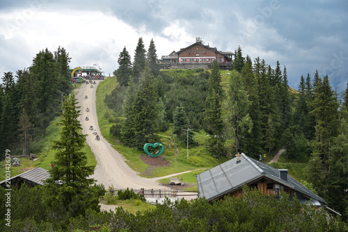 Mountain Gokart fahren auf dem Berg Hochwurzen bei Schladming in Österreich