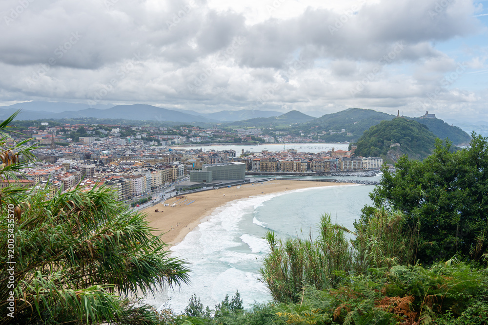 Obraz premium Panoramic city and beach view of Zurriola Beach in San Sebastian, Basque Country, Spain.