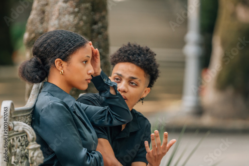 Fotografi angry young couple arguing and enduring anger