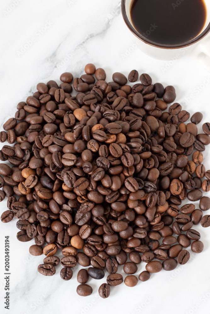 Obraz premium Coffee beans on a white background. Top view.