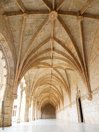 Foto Galerie voûtée du monastère des Hiéronymites à Belém, architecture gothique et m