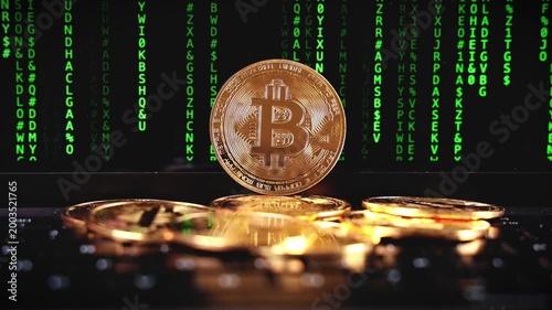 Gros plan sur un tas de pièces avec le symbole Bitcoin, placées sur un fond de code numérique. Concept de la blockchain.