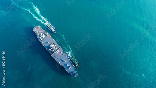 Konstfotografi large naval amphibious assault ship being assisted by tugboats in the strategic Strait of Hormuz