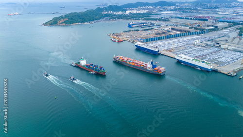 Bilde på lerret busy commercial port with multiple vessels