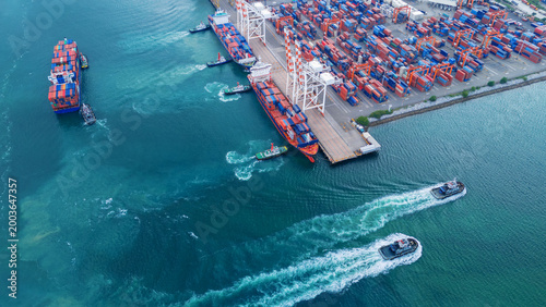 Tableau sur toile multiple tugboats assisting and maneuvering large container ships in a busy industrial harbor