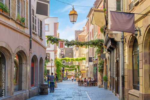 Foto A picturesque street of sidewalk cafes and boutiques in the Quartier des Tonneliers district, a vibrant, historic pedestrian area in central Strasbourg France City-Centre - Petite France district
