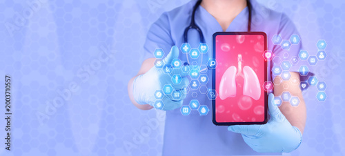 Fotografie Digital lung monitoring via an mHealth app and tablet