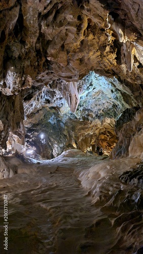 Quadro su tela Le spectaculaire Tombeau de Pyrène de la grotte de Lombrives (Ariège)
