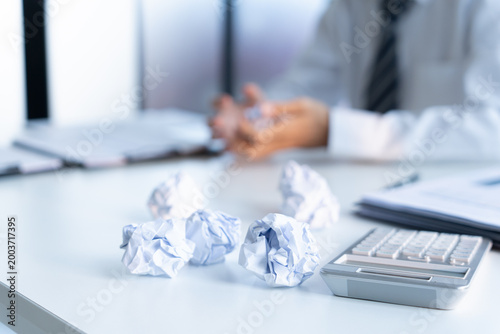 Foto Businessman crumpled paper and throw on desk