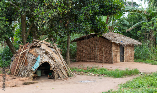 Foto Ba Aka pygmy tribe village and huts in the rainforest around Dzanga Sangha in th