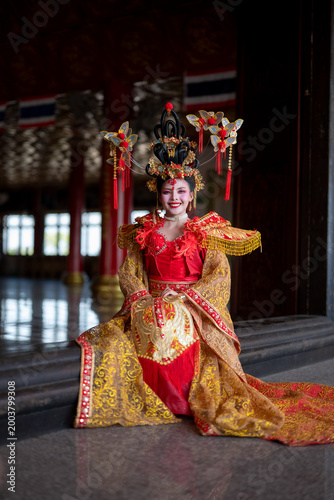 Εκτύπωση καμβά Asian woman portraying empress in traditional chinese costume