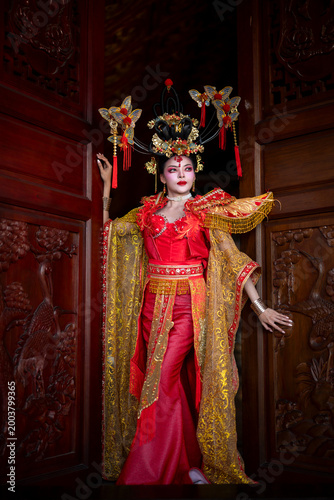 Fotografía Chinese empress wearing traditional costume and ornate headdress