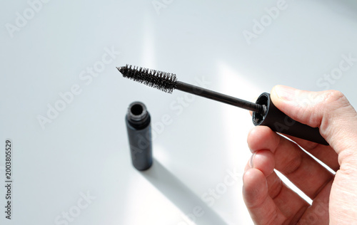 Canvastavla Man's hand holding applicator brush with beard color tube in natural sunlight, s