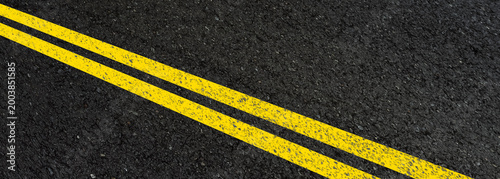 Bandes jaunes sur asphalte 