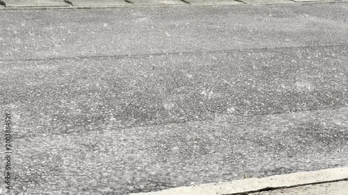 【悪天候・大雨】路面に降る激しい雨と水たまり、台風やゲリラ豪雨のイメージ