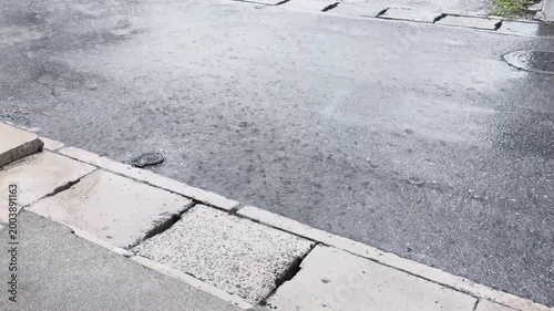 アスファルトの道路に打ち付ける激しい雨と水しぶき