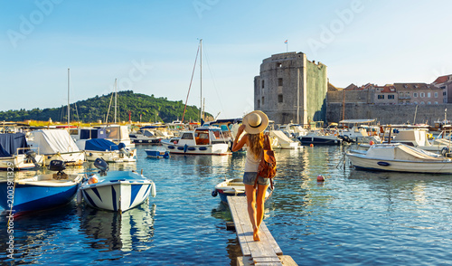 Fotografie female traveler with straw hat looking at old port and fort st ivan in Dubrovnik