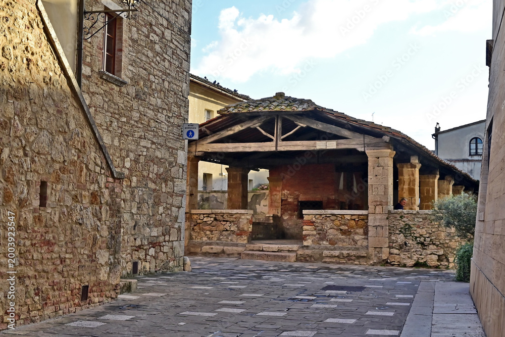 Naklejka premium Bagno Vignoni, l'antico borgo e la famosa piscina termale, Siena, Val d'Orcia, Toscana