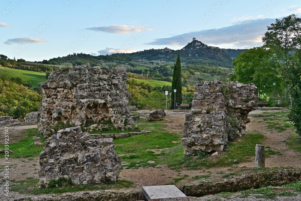 Fototapeta premium Bagno Vignoni, l'antico borgo e le vecchie rovine, Siena, Val d'Orcia, Toscana