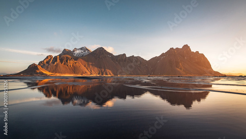 Obraz na płótnie Panoramic calm Vestrahorn mountain at Stokksnes reflected in shallow tidal water