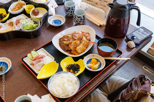 Schilderij op canvas 魚のアラ煮定食。
キンメダイやマダイの頭やカマの部分が大量に入っている。
下田駅前の海鮮料理店で昼食を食べる。
本日の海鮮丼はマグロの赤身、赤海老、,ネギトロ、