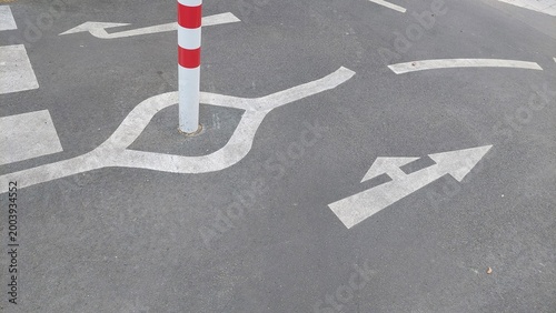 Fahrbahnmarkierung für Hindernis-Pfosten auf der Fahrrad-Spur