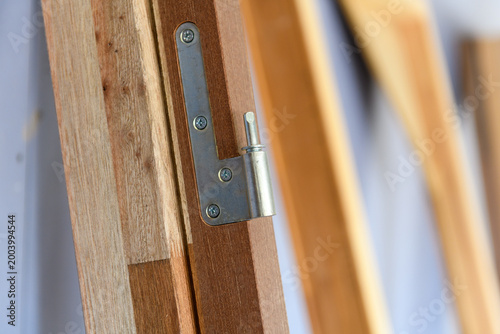 Canvastavla Un gond de porte sur châssis bois posé contre un mur dans un chantier