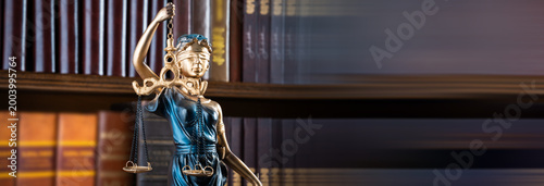 Billede på lærred Close-up of a classical justice statue holding scales and sword, symbolizing law, fairness, balance, and the integrity of the legal system