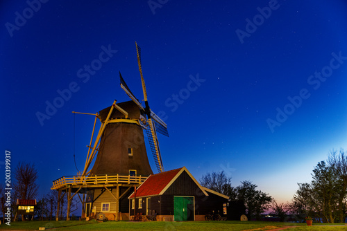 Windmühle bei Nacht