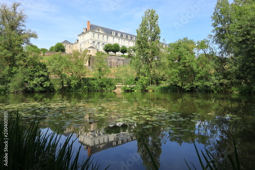 Étang Saint-Nicolas à Angers (Maine-et-Loire / Pays de la Loire), entouré d’arbres et de végétation, avec l’abbaye Saint Nicolas se reflétant dans l’eau, à l’entrée du parc de la Garenne (France)