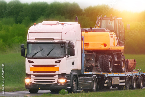 Fotografía Heavy construction machinery transport on highway