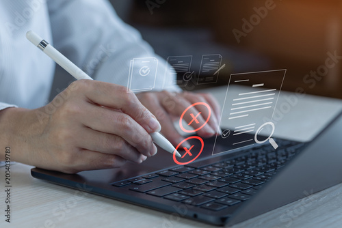 Foto Employee submitting request and manager reviewing approval or rejection in HR workflow system on laptop