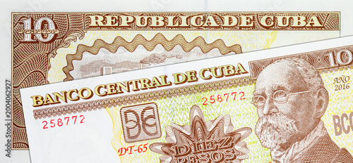 Fotografie 10 Pesos Cuba image of national flags and soldiers with Kalashnikov assault rifles