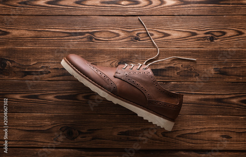 Foto Brown Leather Men's Brogue Shoe on Wooden Floor. Top view