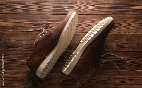Εκτύπωση καμβά Brown Leather Men's Brogue Shoes on Wooden Floor. Top view