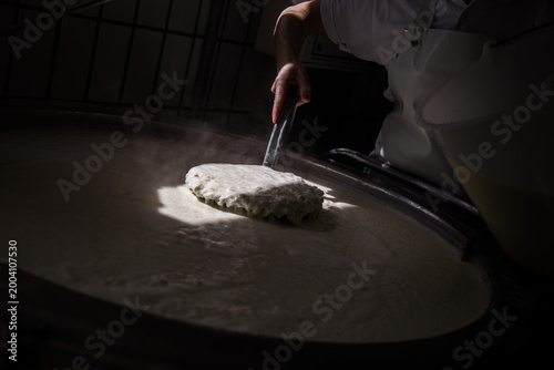 Tableau sur toile Lavorazione della ricotta