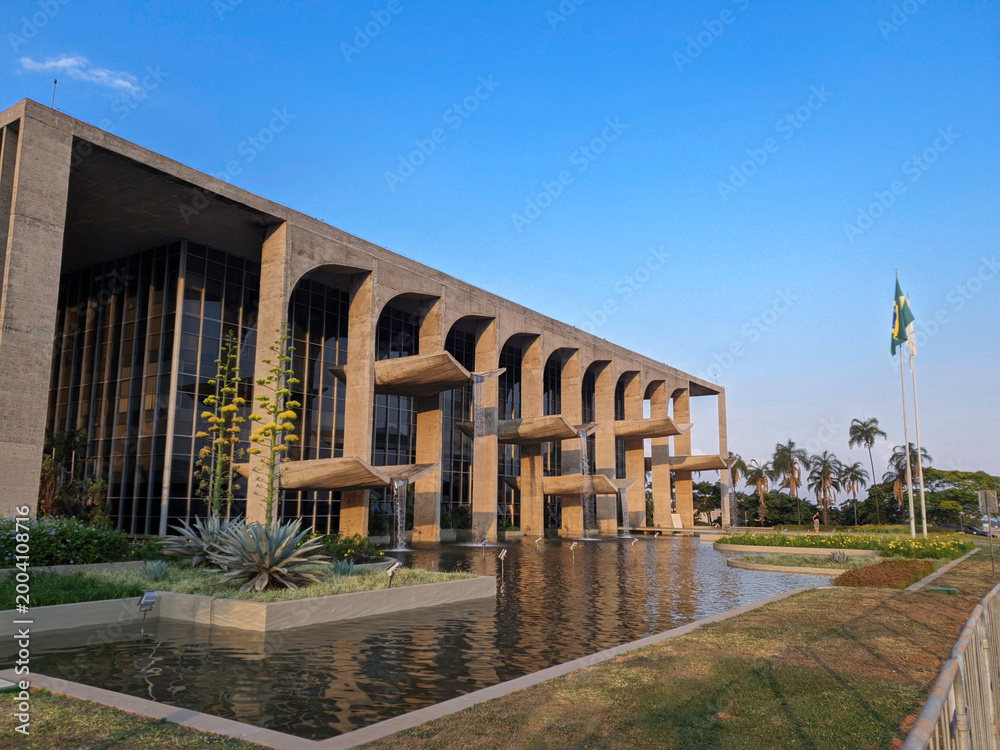 Obraz premium Justice Palace or Palaço da Justiça, headquarters of the Ministry of Justice of Brazil, designed by the architect Oscar Niemeyer on May 4, 2026 in Brasilia, Federal District, Brazil. 