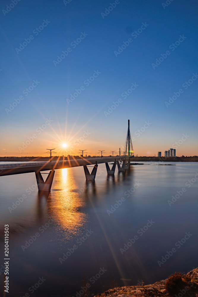 Obraz premium kruunuvuorensilta bridge at sunset. Helsinki. Finland