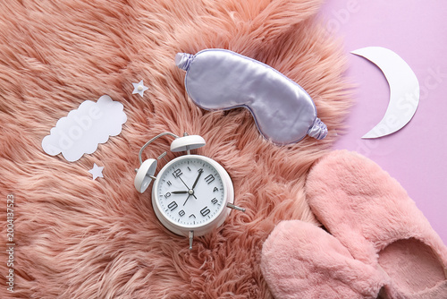 Sleeping mask with alarm cl...