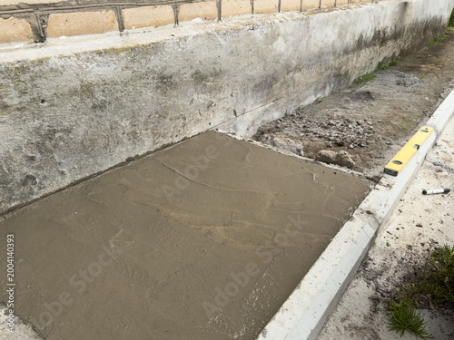 Schilderij op canvas Fresh concrete surface drying inside foundation form after pouring