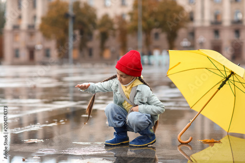 Cute little girl with umbre...