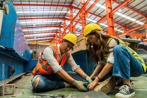 The foreman and workers at the metal sheet factory were involved in an accident at the factory.