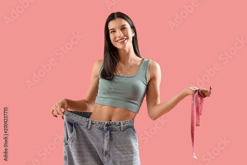 Young woman in loose jeans ...